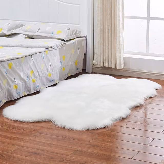 Livingandhome Irregular Shaped Shaggy Area Rug in White