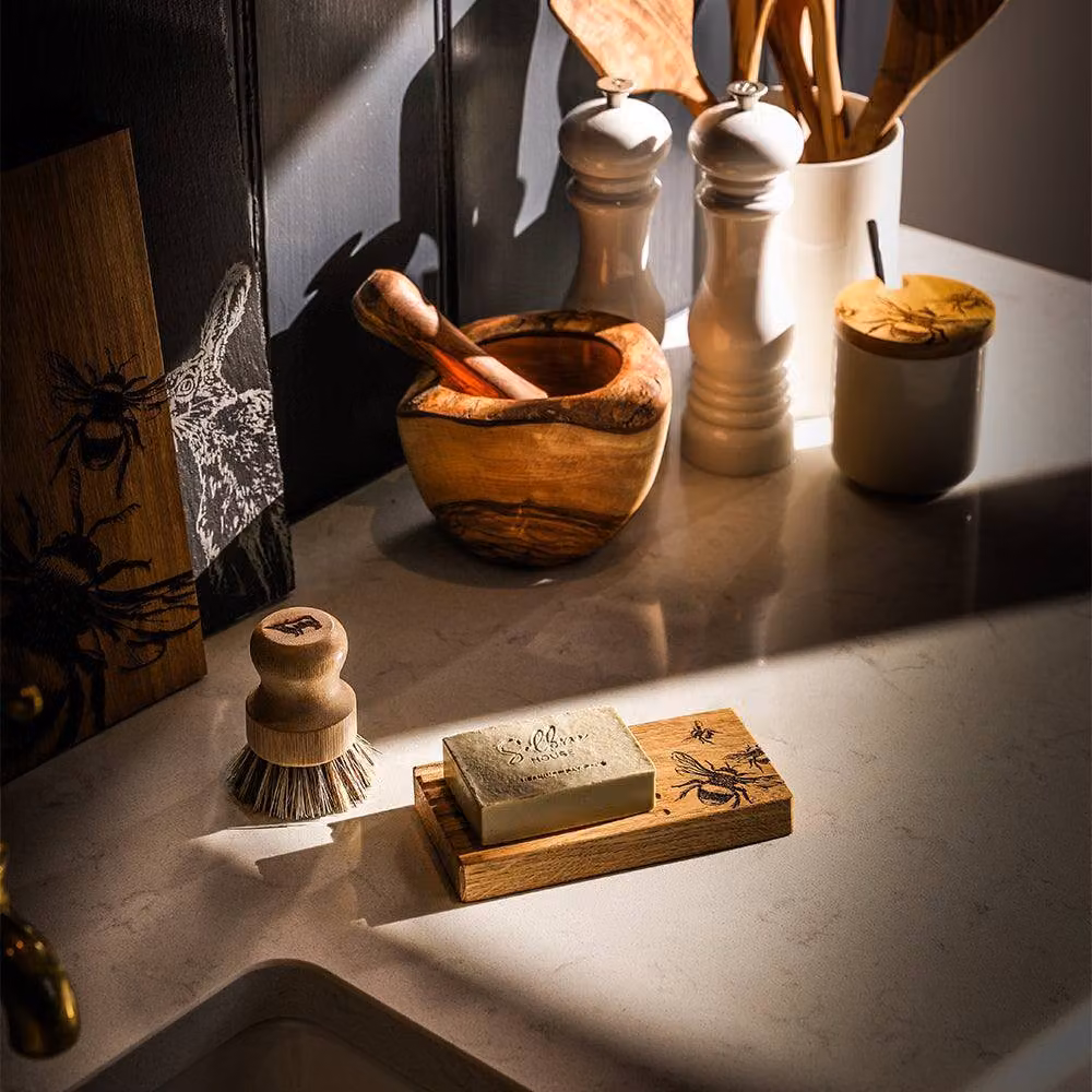 Selbrae House Bee Oak Soap Dish and Soap Dispenser Set in Brown Wood – 2