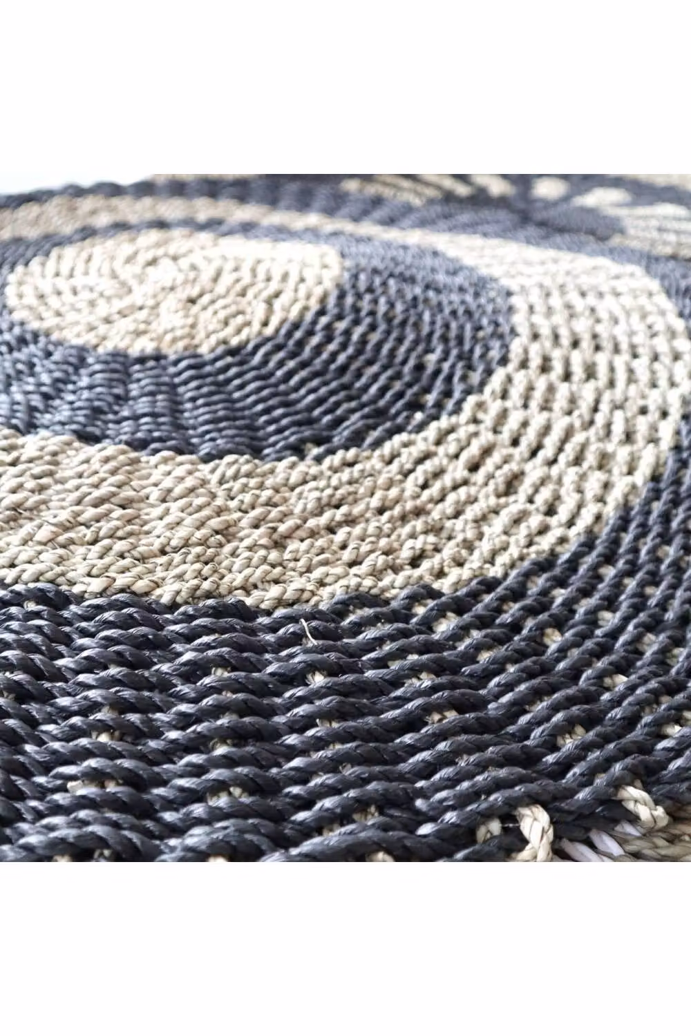 KDMD Round Seagrass Mat in Black and Beige – 3