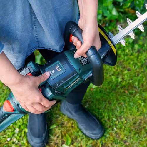 Webb 40V Brushless Reciprocating Hedge Trimmer with 2 x 4Ah Rechargeable Batteries and Charger, Green – 6