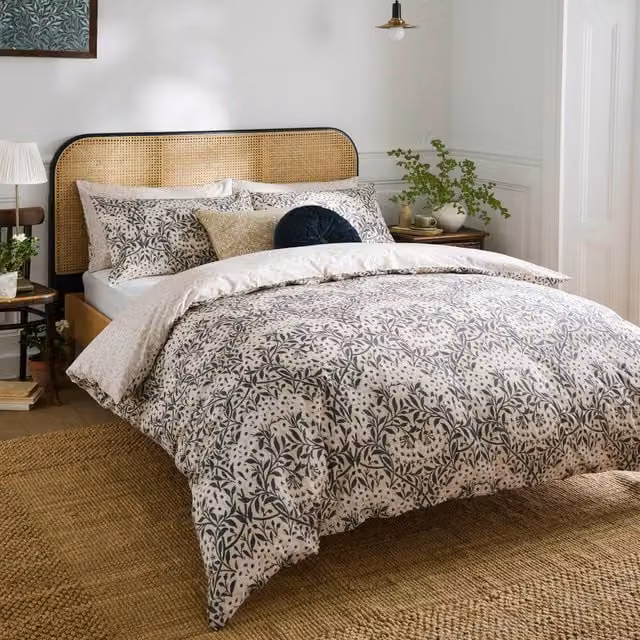 William Morris At Home Michaelmas Daisy Reversible Floral Cotton Percale Duvet Cover and Pillowcase Set in Blue, Cream, Beige and Multicolour