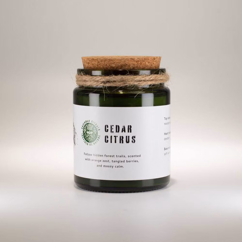 Serenityy Greenman Cedar Citrus Soy Wax Woodwick Candle in Green, 50 g – 2