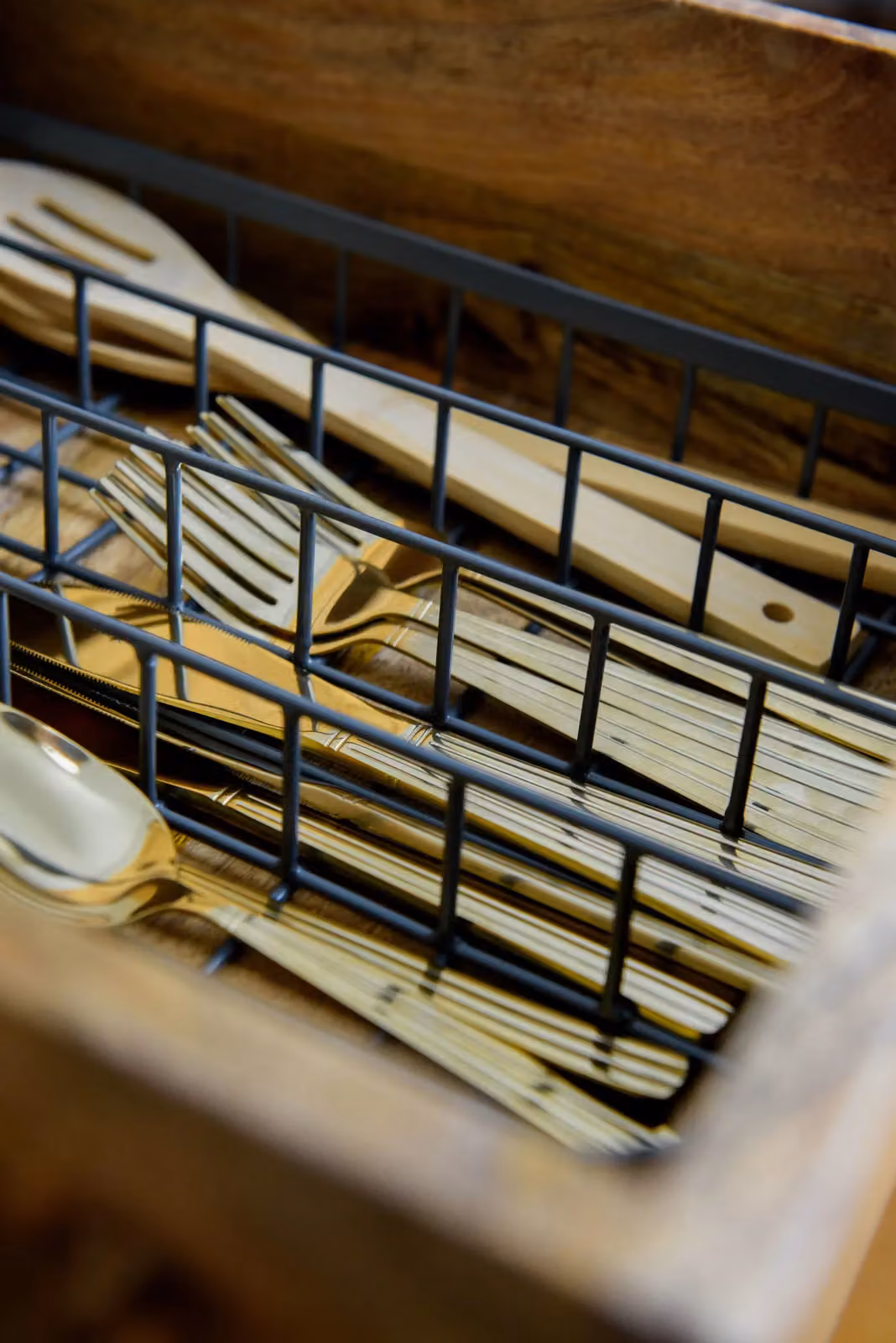 KitchenCraft Living Nostalgia Metal Wire Cutlery Tray with Compartments, W/D/H: 36 x 26.5 x 5 cm, Black – 7