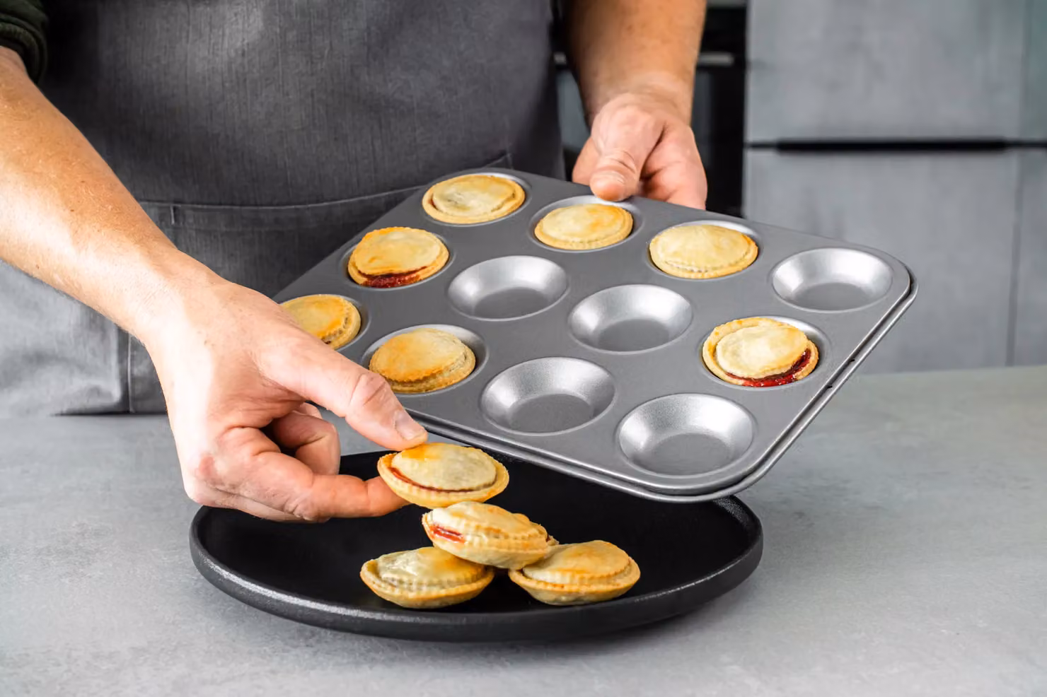 KitchenCraft Non-Stick Tart Tin, W: 32 cm x D: 24 cm, Grey – 3