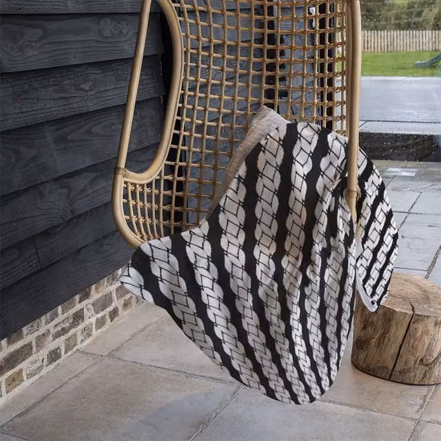 Benjamin Tate Design Striped Rope Pattern Fleece Blanket in Black and Beige, W/D/H: 120 x 150 cm