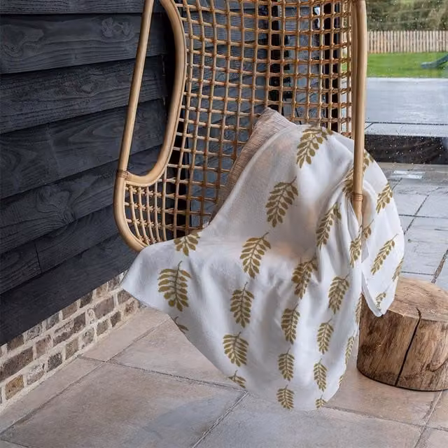 Benjamin Tate Design Gold Leaf Pattern Fleece Blanket in Gold, Beige and White, W/D/H: 120 x 150 cm – 1