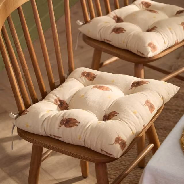 Wylder Ramble Highland Cow Cotton Seat Pads, Pack of 2, Beige, W/D/H: 40 x 40 x 40 cm – 1