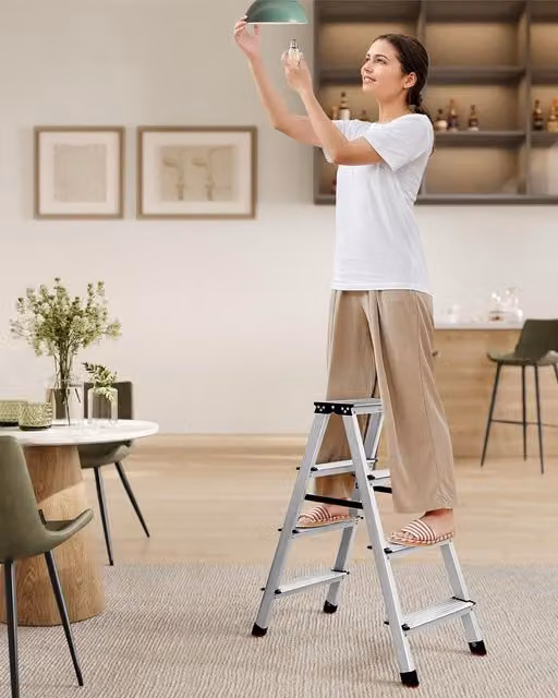 SONGMICS Aluminium Step Ladder with 4 Non-Slip Steps in Silver – 1