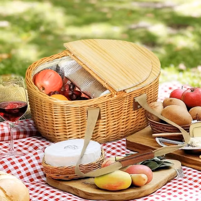 Outsunny Brown Wicker Picnic Basket for 2 with Insulated Rattan and Pine Wood Lid