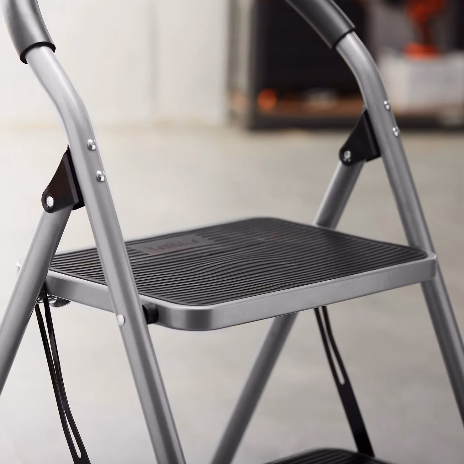 VonHaus 4 Step Foldable Steel Ladder in Silver and Grey with Anti Slip Rubber Feet and 150kg Capacity – 2