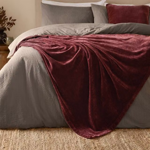 Yard Heavy Chenille Velvet Throw in Red, W/D: 150 x 200 cm – 1
