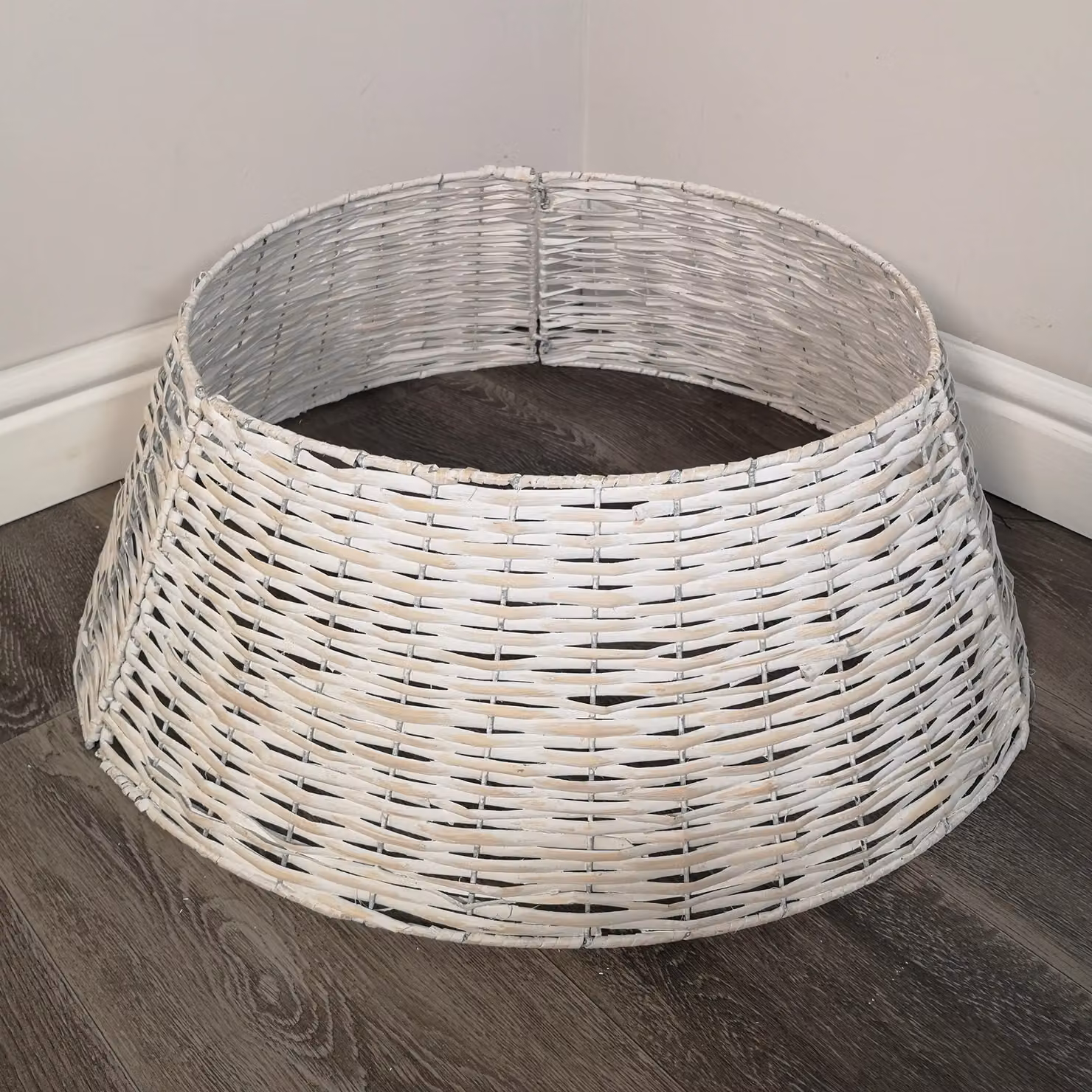 Samuel Alexander KD Willow Christmas Tree Skirt in White Wash Wicker Rattan, Diameter: 58 cm – 3