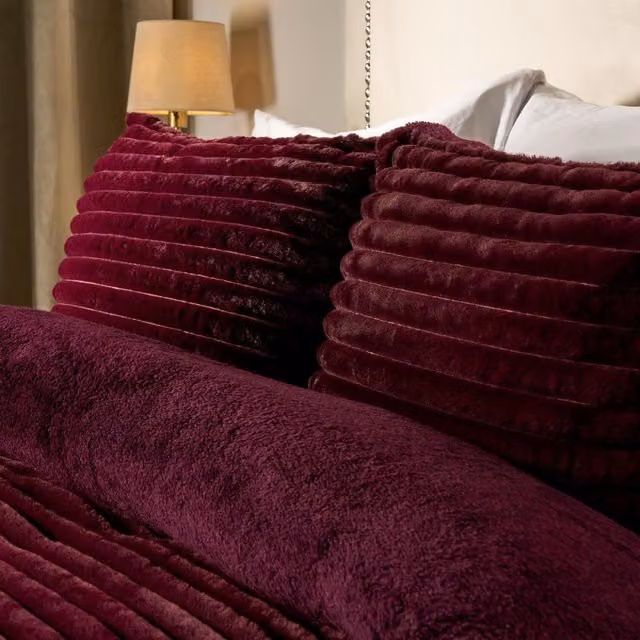 OHS Ribbed Faux Fur Duvet Cover Set in Red or Purple, 200 x 200 cm
