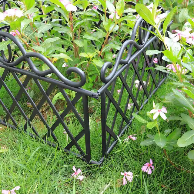 Livingandhome Pack of 4 Classic Outdoor Decorative Edging in Black