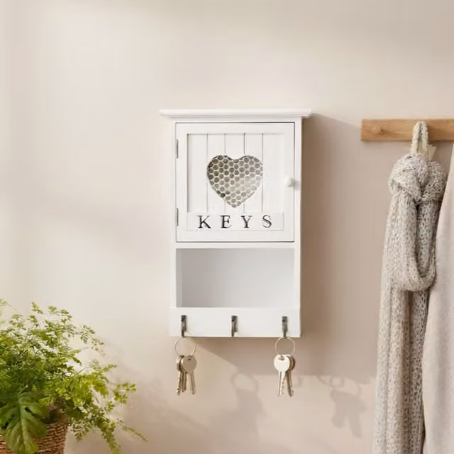 Maison Des Cadeaux Wooden 9 Key Storage Box with Heart Keyhole in White, Wall Mounted – 1
