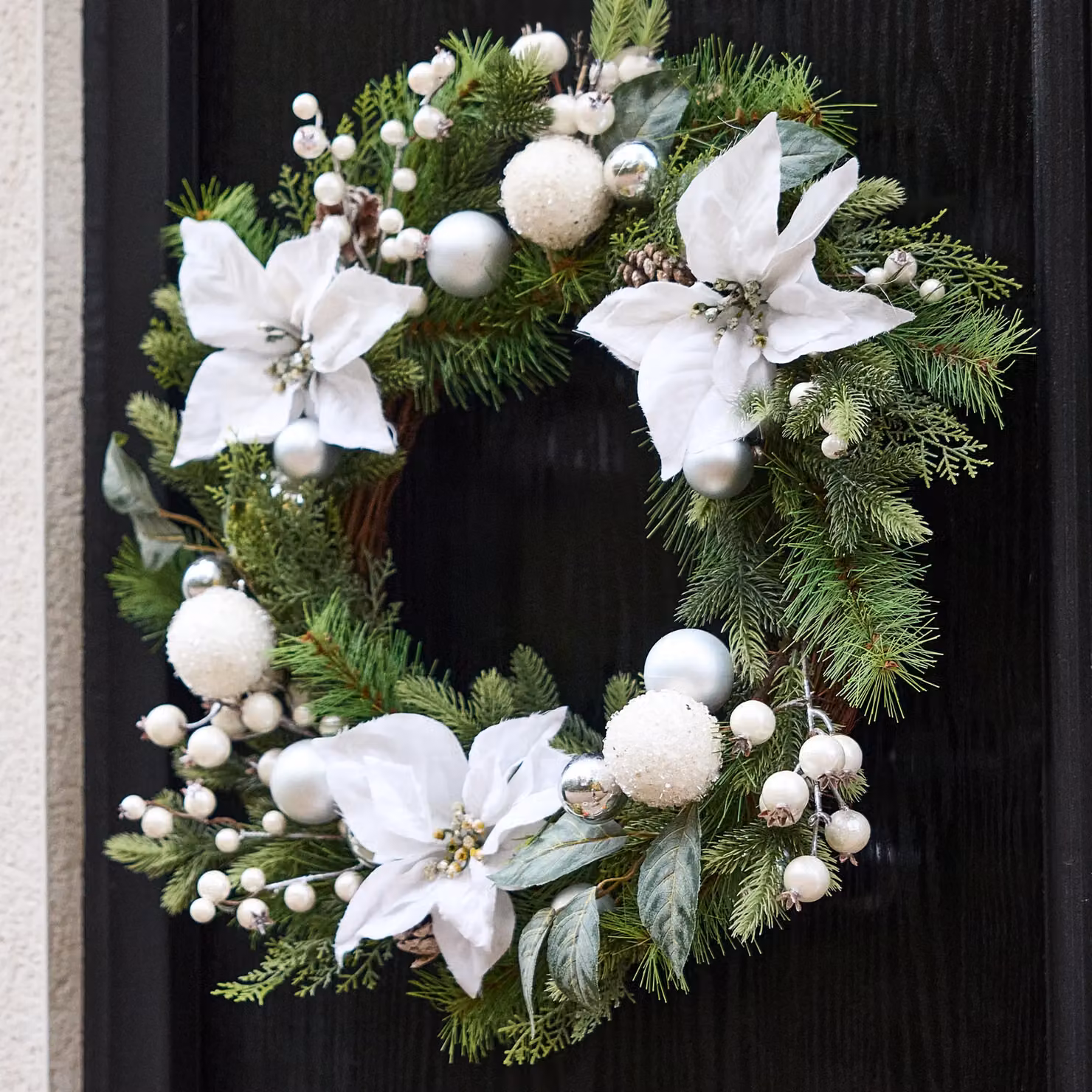 Dibor Valley Snowdrift Christmas Wreath in White, Green and Silver, Diameter: 42 cm – 3