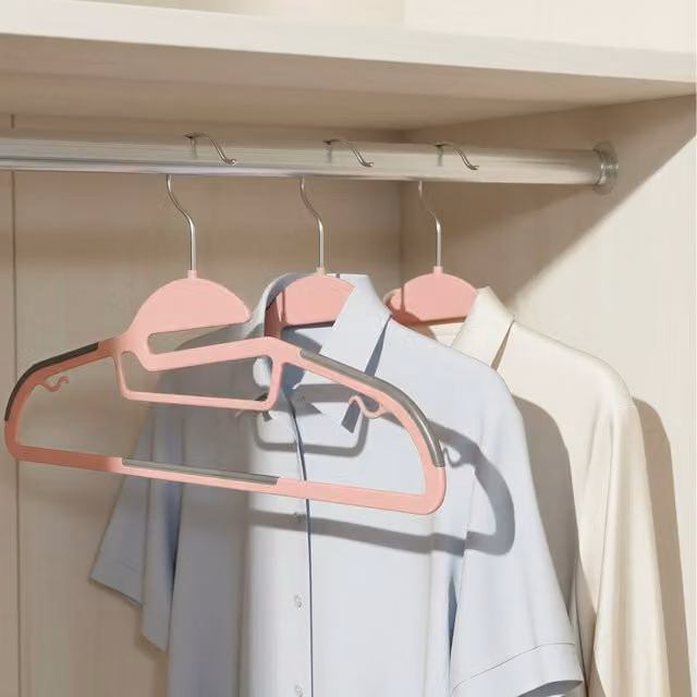 SONGMICS Non-Slip Plastic Coat Hangers with Swivel Hook and Bar, Pink