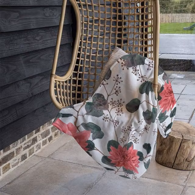 Benjamin Tate Design Red Flowers and Green Leaves Fleece Blanket in Natural, W/D/H: 120 x 150 cm – 1