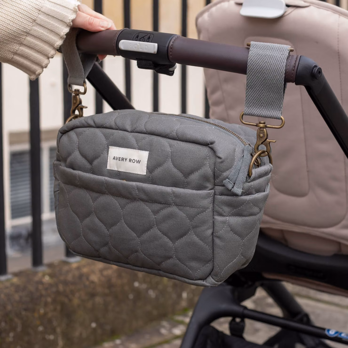 Avery Row Pram Organiser Messenger Crossbody Bag in Grey, W/D/H: 27.0 x 27.0 x 26.0 cm – 3