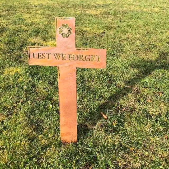 RW Norfolk Small Lest We Forget Cross Garden Decoration in Rusty Brown Metal