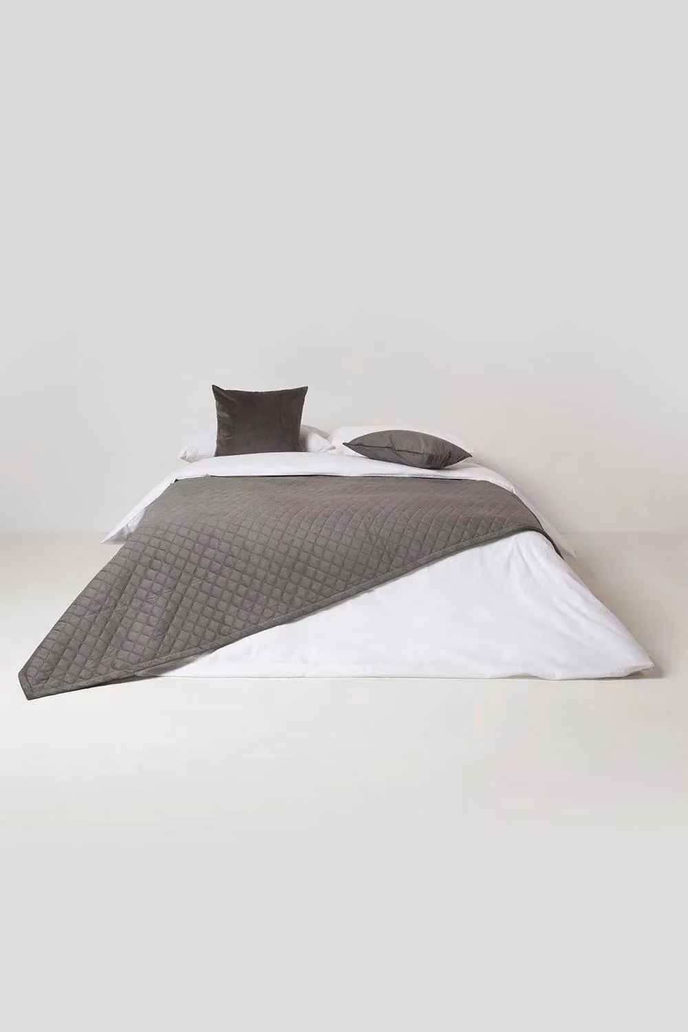 Homescapes Grey Quilted Geometric Velvet Throw, W: 150 cm, L: 200 cm – 3