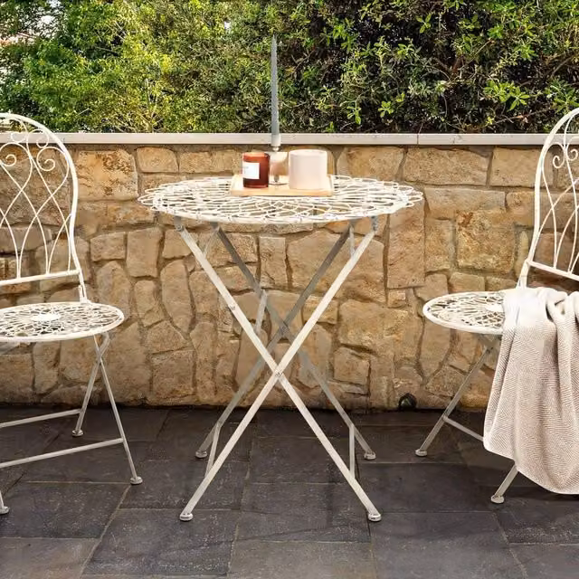 Wyld and Coco Suncrest 3-Piece Outdoor Bistro Set in White Distressed Metal