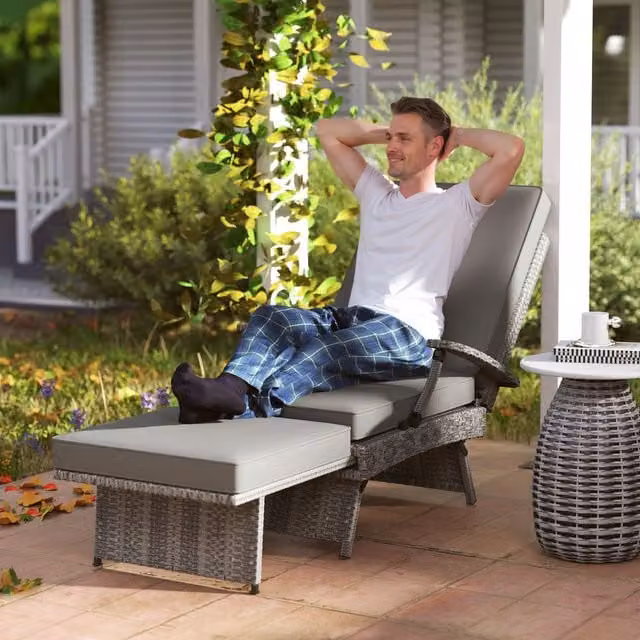 Outsunny Foldable Cushioned Polyrattan Garden Recliner Chair with Footrest and Armrests in Light Grey