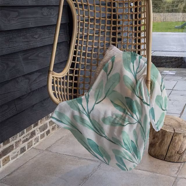 Benjamin Tate Design Floral Watercolor Botanical Fleece Blanket in Green and Beige, W/D/H: 120 x 150 cm – 1