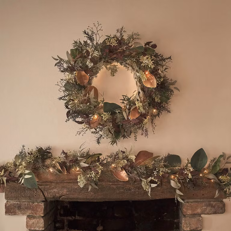 Lights4fun Pre Lit Micro LED Artificial Red Robin and Eucalyptus Autumn and Winter Wreath and Garland Bundle for Indoor Use