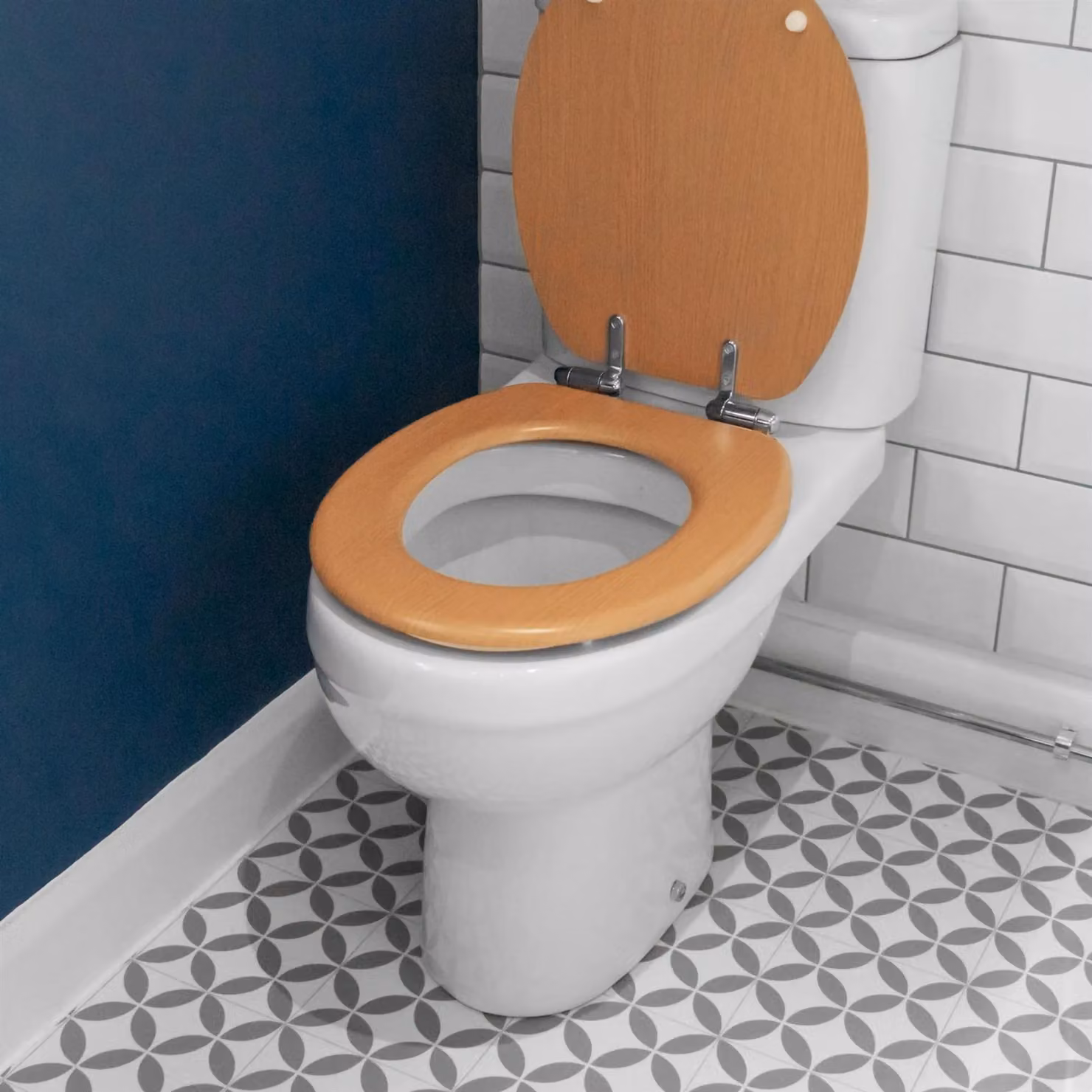 Harbour Housewares Pack of 2 Soft Close MDF Wooden Toilet Seats in Orange and Brown – 2