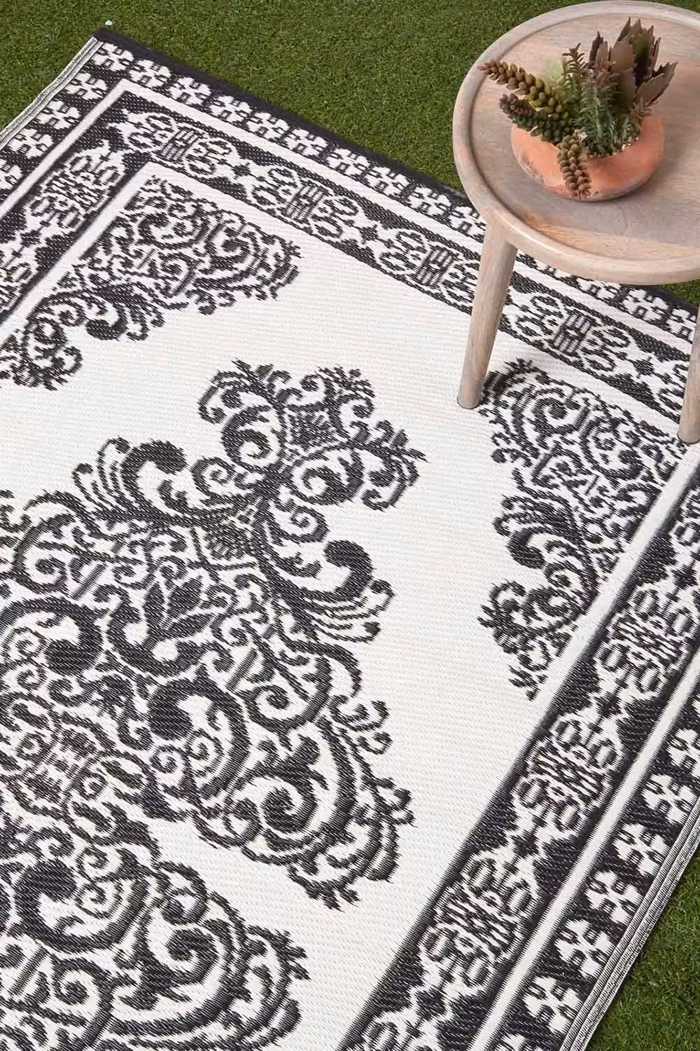 Homescapes Reversible Woven Outdoor Garden Rug with Black and White Mosaic Motif, W/D/H: 120 x 180 x 1 cm – 2