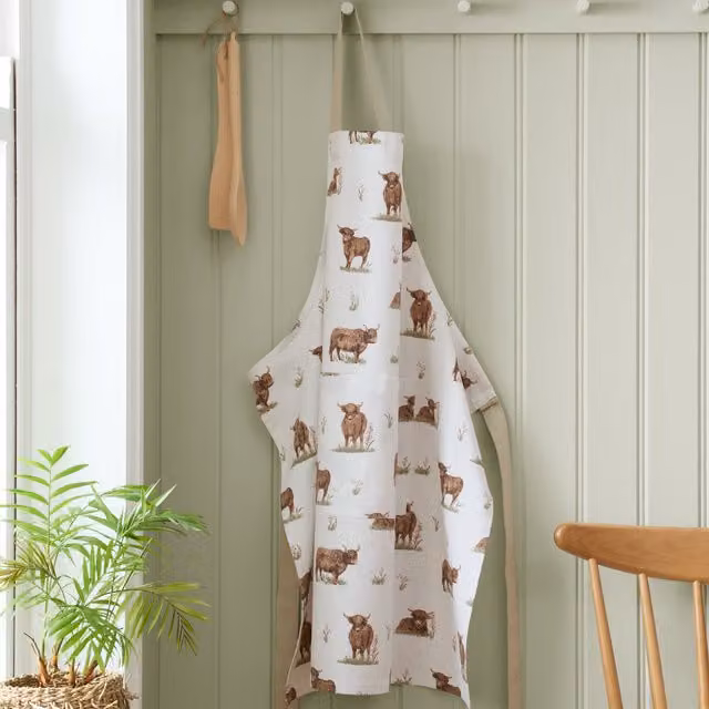 Catherine Lansfield Angus Highland Cow Apron in Natural and Beige Multicolour