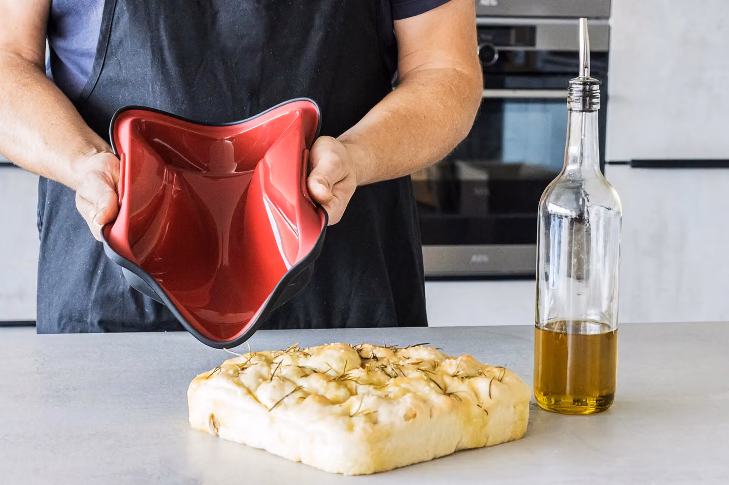 MasterClass Smart Silicone Square Cake Tin and Roasting Tray, 23 cm, Red/Black/Grey – 5