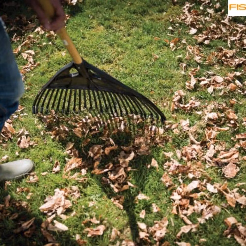 Fiskars Classic Large Leaf Rake in Black with Plastic Tines – 3