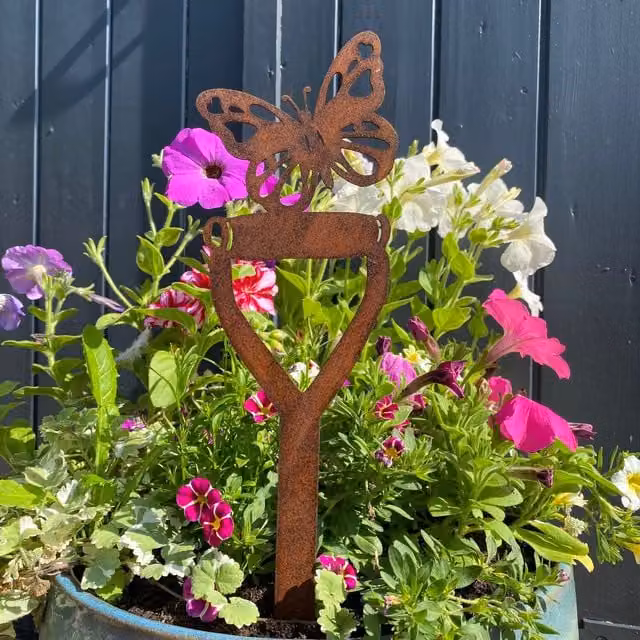 RW NORFOLK Butterfly on a Spade Garden Ornament, Brown Rustic Metal Decoration, H 41.5 cm