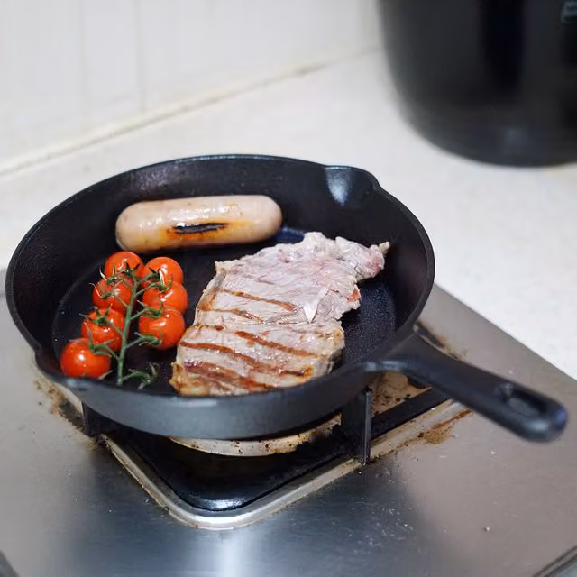 Gr8 Home Cast Iron Frying Pan with Pouring Spout, Black, 26 cm