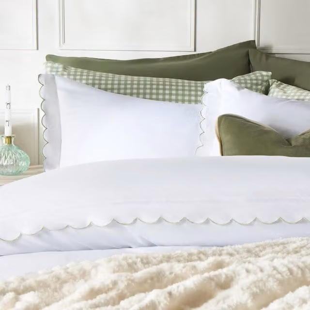 OHS Scallop Edge Contrast Duvet Cover and Pillowcase Set in White
