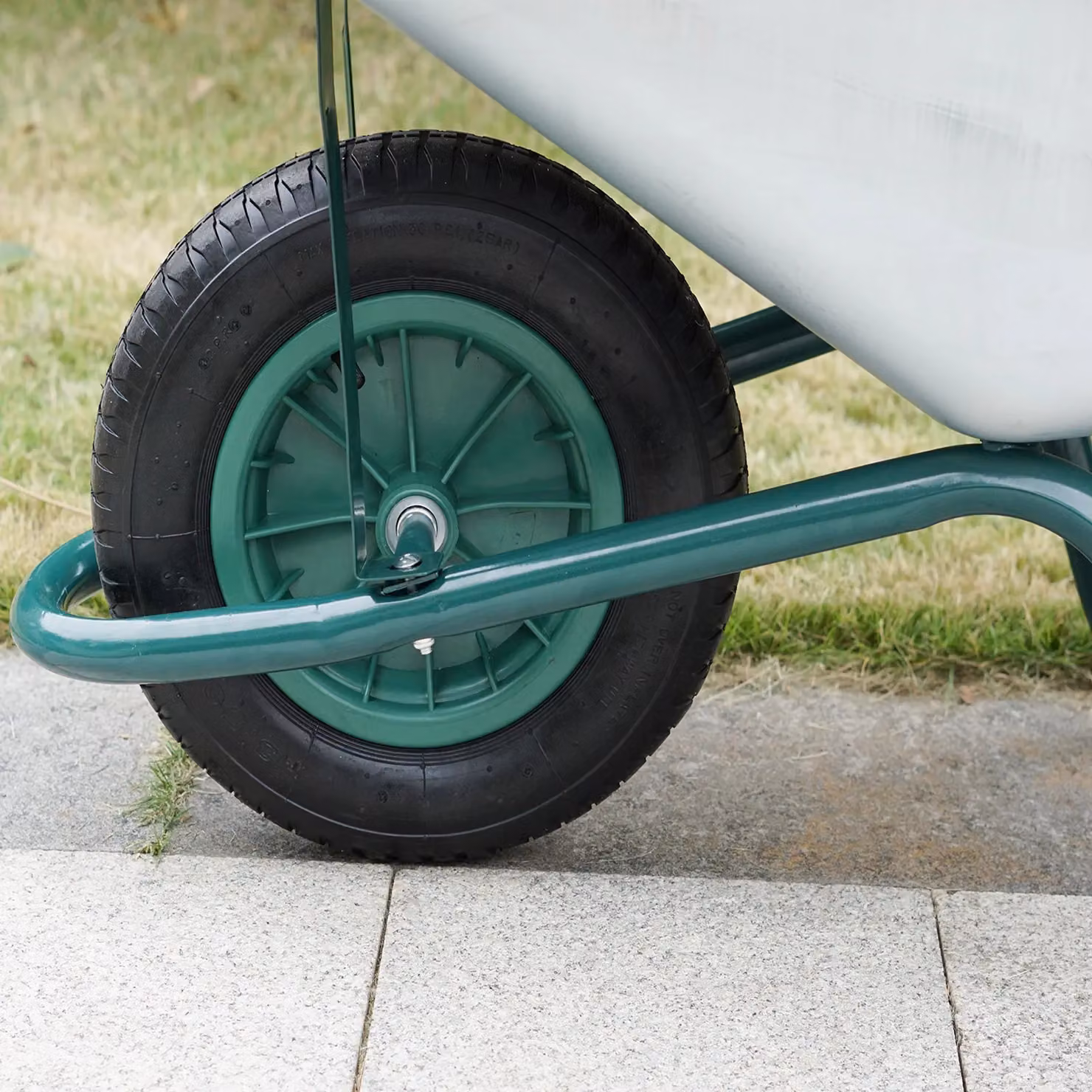 Gr8 Garden Heavy Duty 85L Steel Wheelbarrow with Pneumatic Tyre in Silver – 4