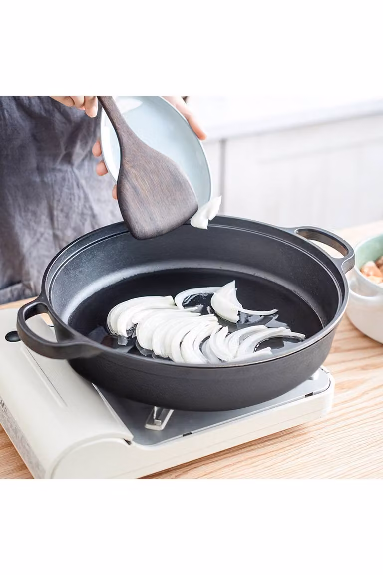 Living and Home Pre-Seasoned Round Cast Iron Casserole Braiser with Glass Lid, Black, Diameter: 30 cm