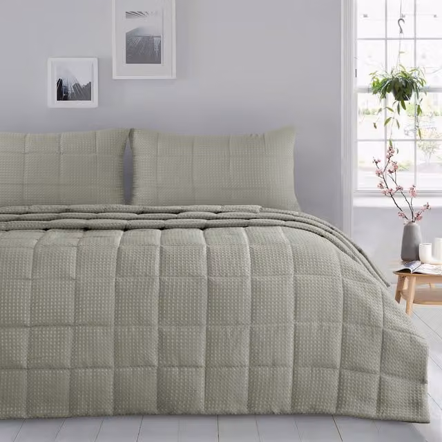 Velosso Classic Waffle Weave Quilted Throw Set with Pillowcases in Sage Green