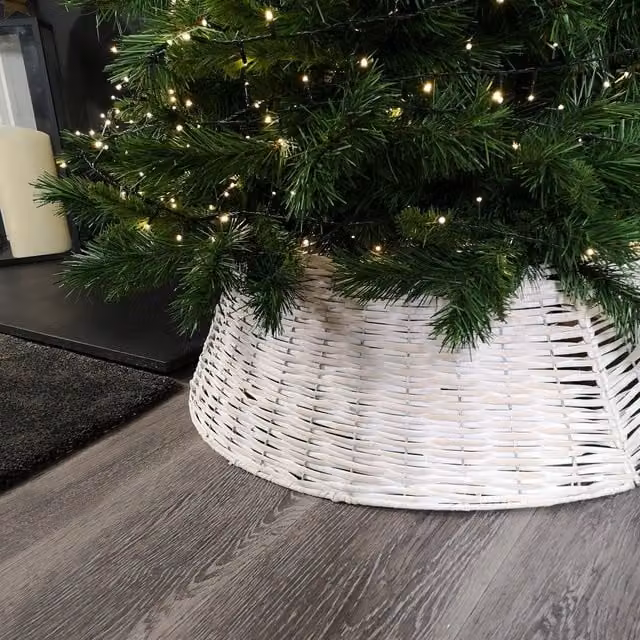 Samuel Alexander KD Willow Christmas Tree Skirt in White Wash Wicker Rattan, Diameter: 58 cm – 1