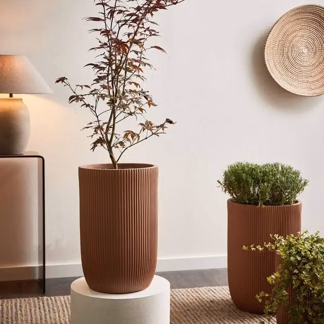 Wyld and Coco Evergreen Brown Vertical Rib Fibre Clay Planter Tub – 1