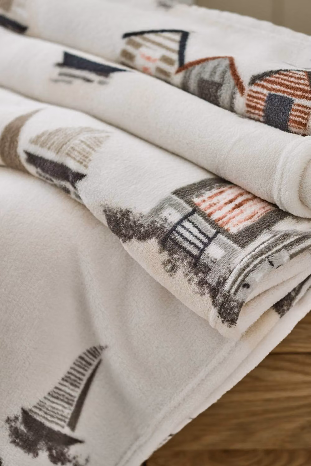 Lobster Creek Sheringham Beach Hut Printed Soft Fleece Throw, Multicolour, W: 150 cm, L: 200 cm – 2