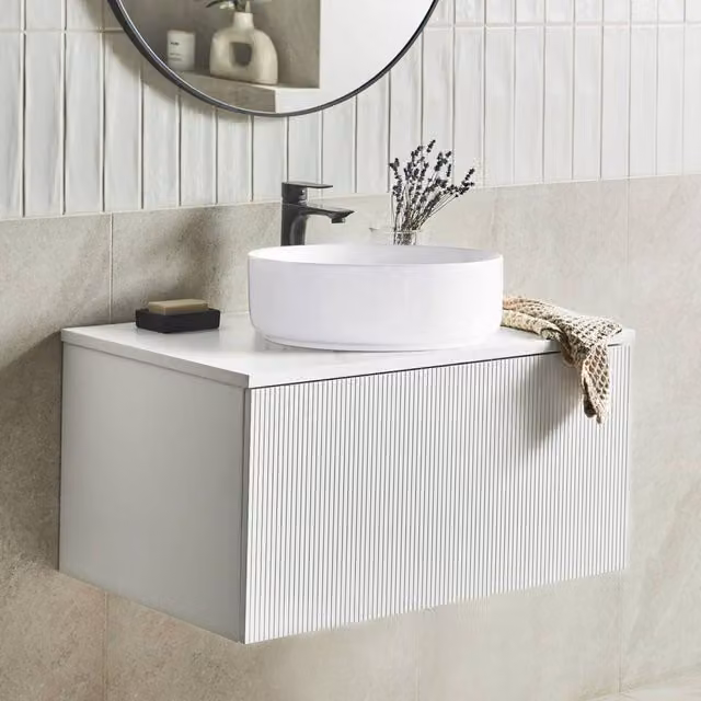 Wyld and Coco White Wall-Mounted Bathroom Cabinet with Fluted Front and 1 Drawer, W: 80 cm, D: 40 cm – 1