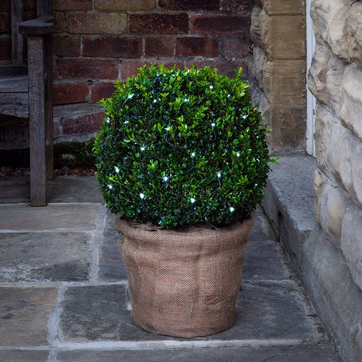Lights4fun 60 Cool White LED Battery Operated Round Topiary Net Light in Green and White