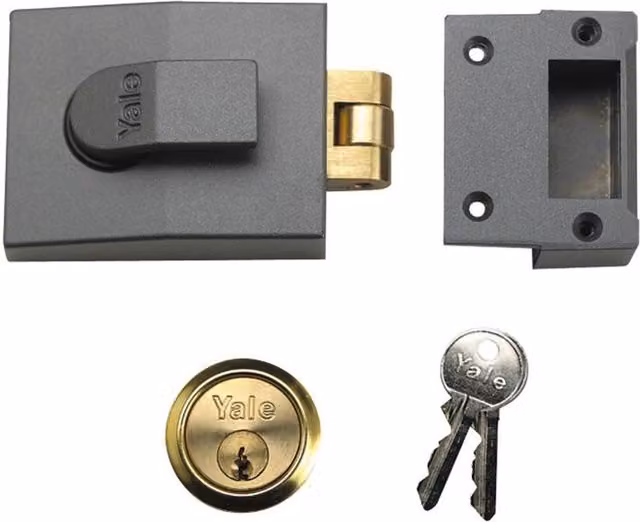 Yale 81 Rollerbolt Nightlatch with 60mm Backset in Metallic Silver