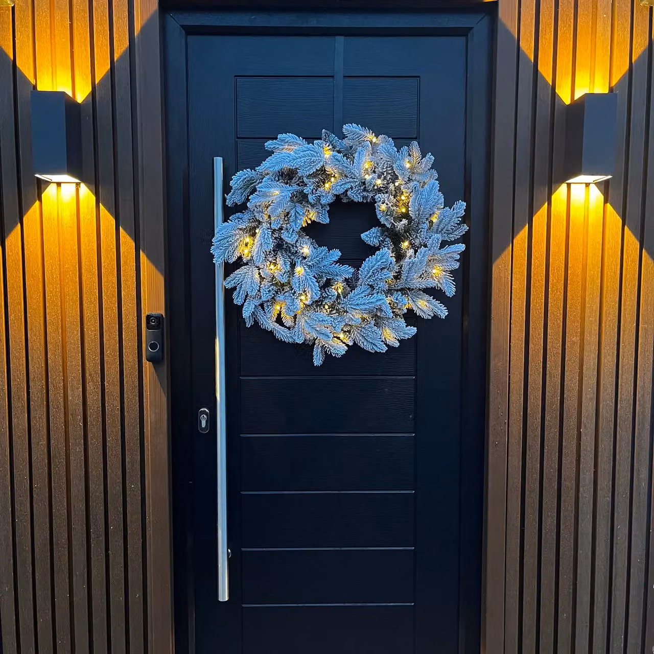Outdoor Living Snow Flocked Mixed Branch Prelit Christmas Wreath with Timer in Green and White, Diameter: 60 cm – 2