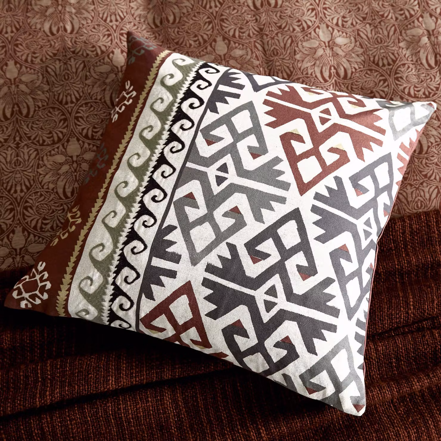 Morris & Co Crown Imperial Floral Cushion in Red and Multicolour, W/D/H: 50 x 50 x 50 cm – 4