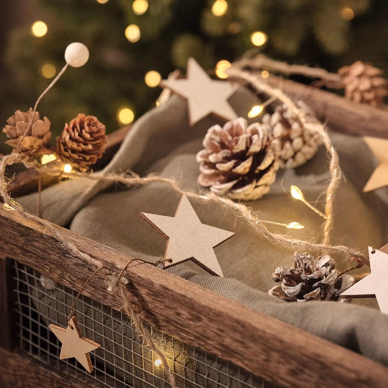 Lights4fun 2m Minimalist Star and Pinecone Warm White Micro LED Garland in Silver and Beige