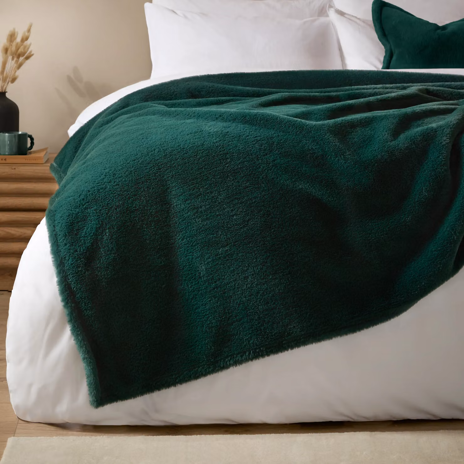 Furn Kallu Double-Sided Faux-Fur Throw in Green, W: 130 cm, D: 180 cm – 4